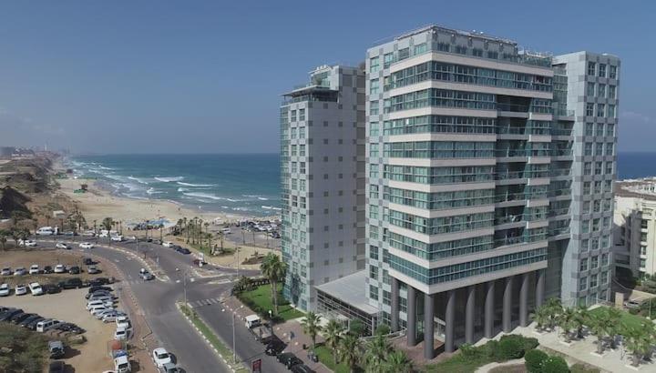 Oceanus Apartment Hotel Herzelia Exteriör bild